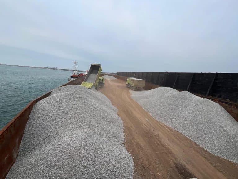 Dokumentasi muatan komoditas PT Golden Way Mandiri di pelabuhan