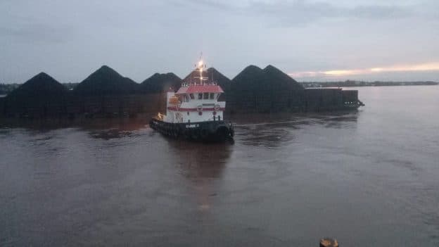 Aktivitas pengangkutan General Cargo PT Golden Way Mandiri sebagai latar halaman berita